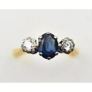 Bague vintage en or jaune 18 carats sertie de trois pierres saphir et diamant.