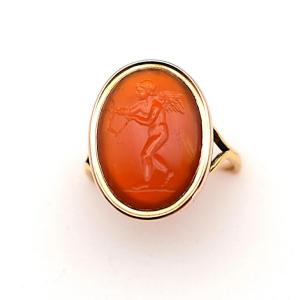 Bague chevalière antique en or 22 carats avec pierre dure cornaline rouge et intaille chérubin