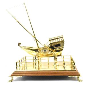 Maquette de bateau en laiton antique de grande qualité, XIXe siècle, avec boussole centrale