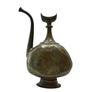 Aiguière ottomane antique en bronze, de style islamique, ornée d'un croissant de lune (Aftaba),