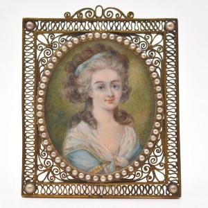 Miniature ancienne française du XVIIIe siècle, portrait de femme, signée Dumont, cadre doré en