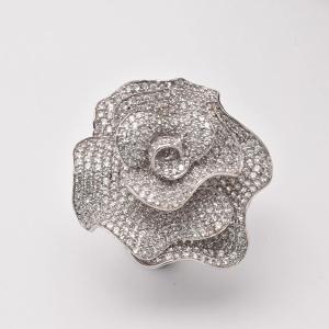 Bague en or blanc 18 carats sertie de diamants pavés en forme de pétale de fleur (2,50 ct), tai