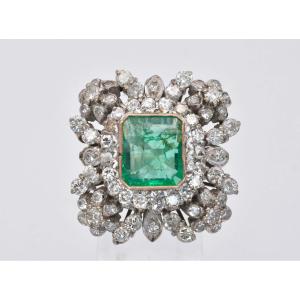 Bague vintage en or blanc et jaune 18 carats sertie d'un pavage d'émeraudes et de diamants, ave