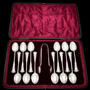 Ensemble de 13 pièces en argent massif, comprenant une cuillère à thé, une pince à sucre et un