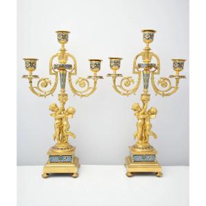 Paire de candélabres anciens français en bronze doré (ormoulu) et émail champlevé à décor de ch
