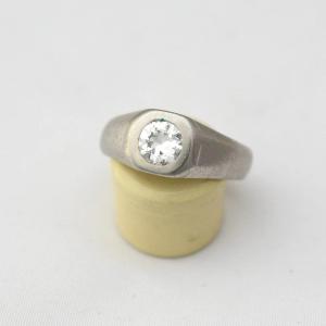 Chevalière ancienne en platine (métal précieux blanc) sertie d'un diamant taille ancienne – Tai