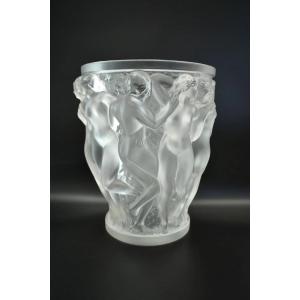 Authentique vase Lalique France « Bacchantes » en cristal satiné, grand modèle (24 cm), signé.