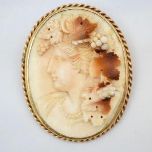 Broche ancienne en or 14 carats avec camée sur coquille sculpté à la main (Bacchante/Ménade)
