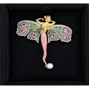 Broche Masriera « Nymphe de l'amour » en or 18 carats, diamants, saphir rose, émail et perle.
