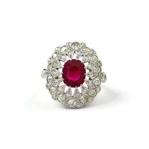 Grande bague cocktail vintage en or blanc 18 carats, ornée d'un rubis synthétique de 4,10 carat