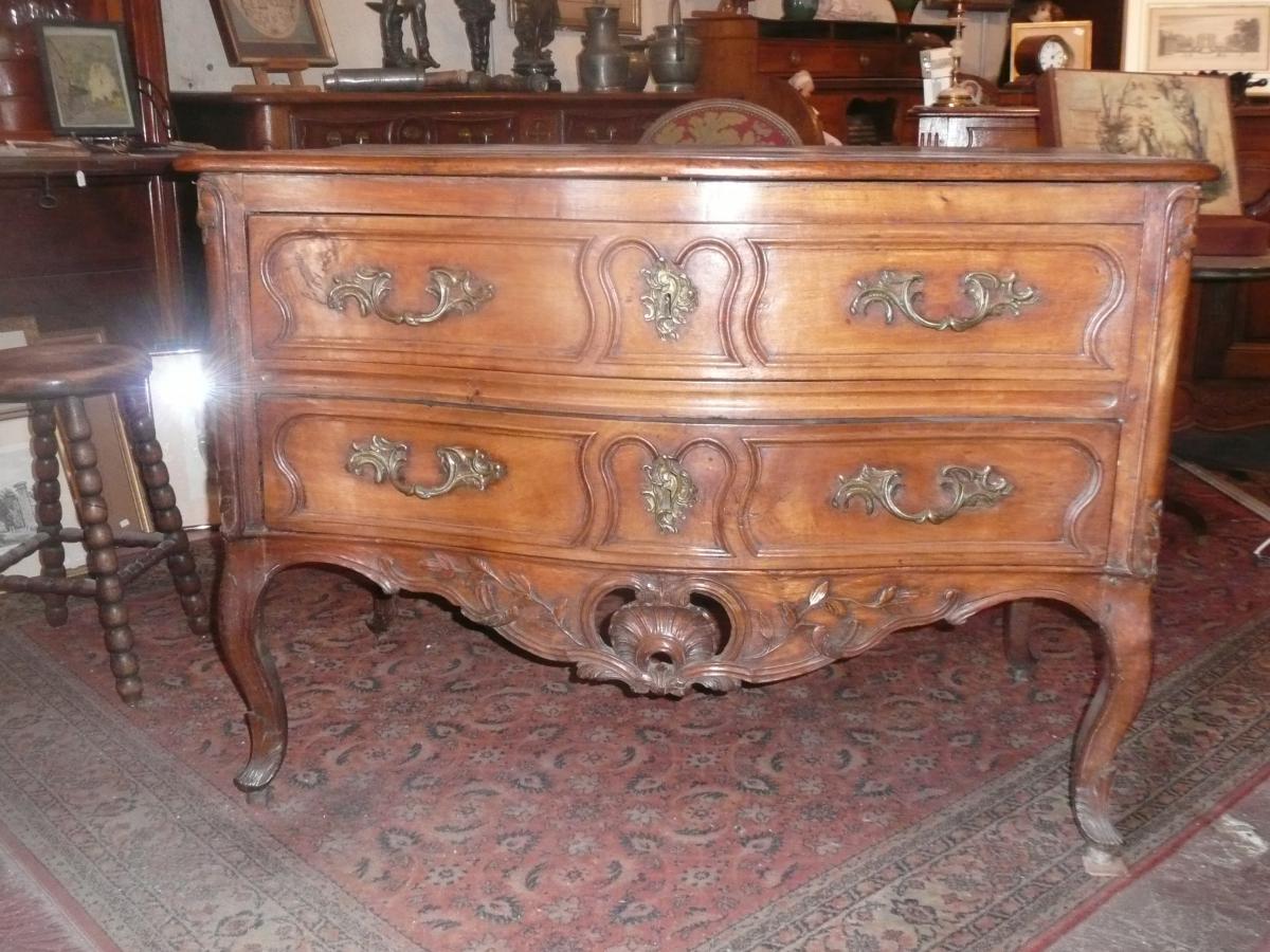 Commode Provencale En Noyer  époque Louis 15 Galbée Sur Trois Faces Avec Une Ceinture Ajourée