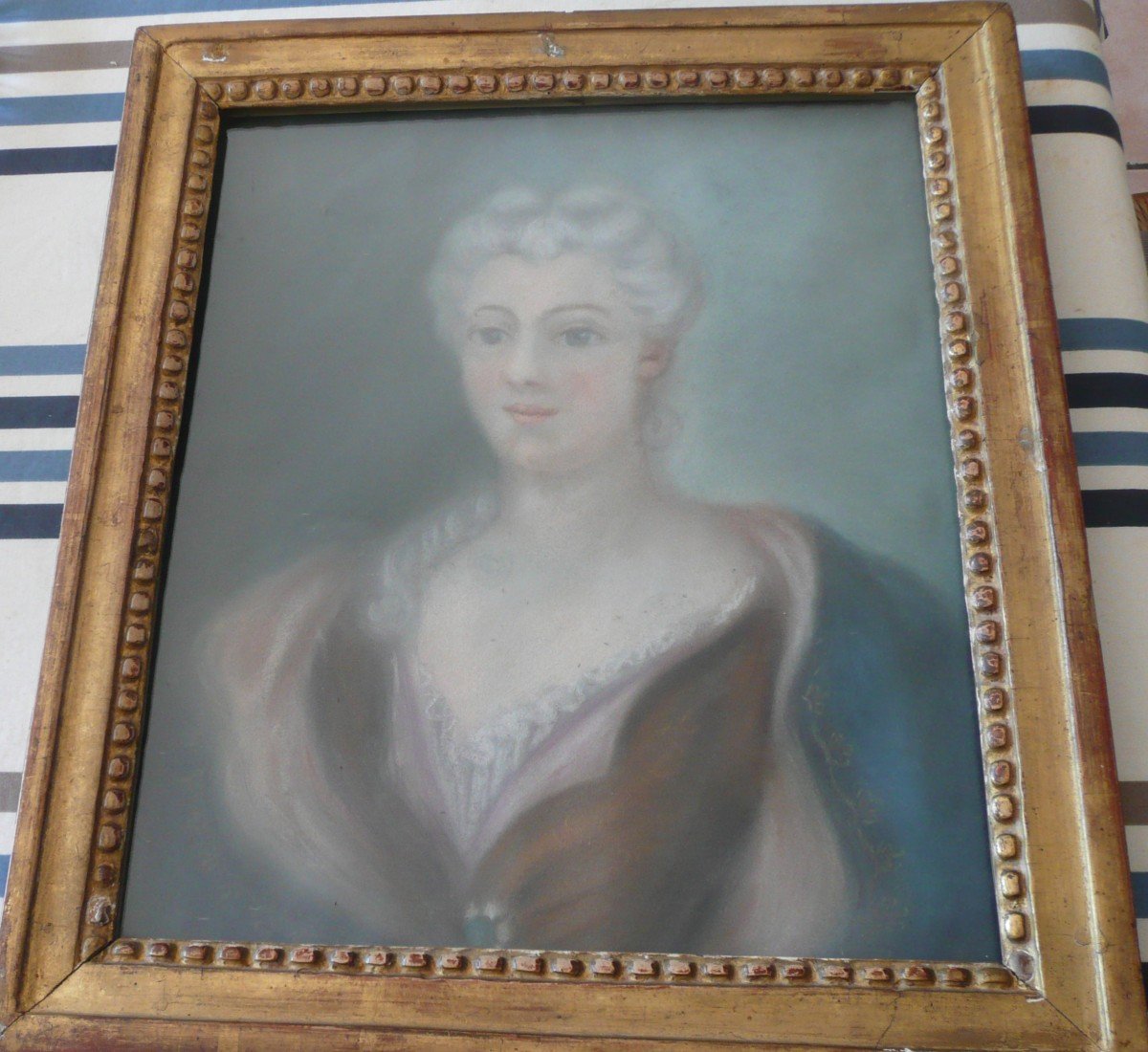 Pastel XVIIIème Siècle : Portrait De Jeune Femme Dans Son Cadre d'époque Louis XV