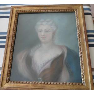 Pastel XVIIIème Siècle : Portrait De Jeune Femme Dans Son Cadre d'époque Louis XV