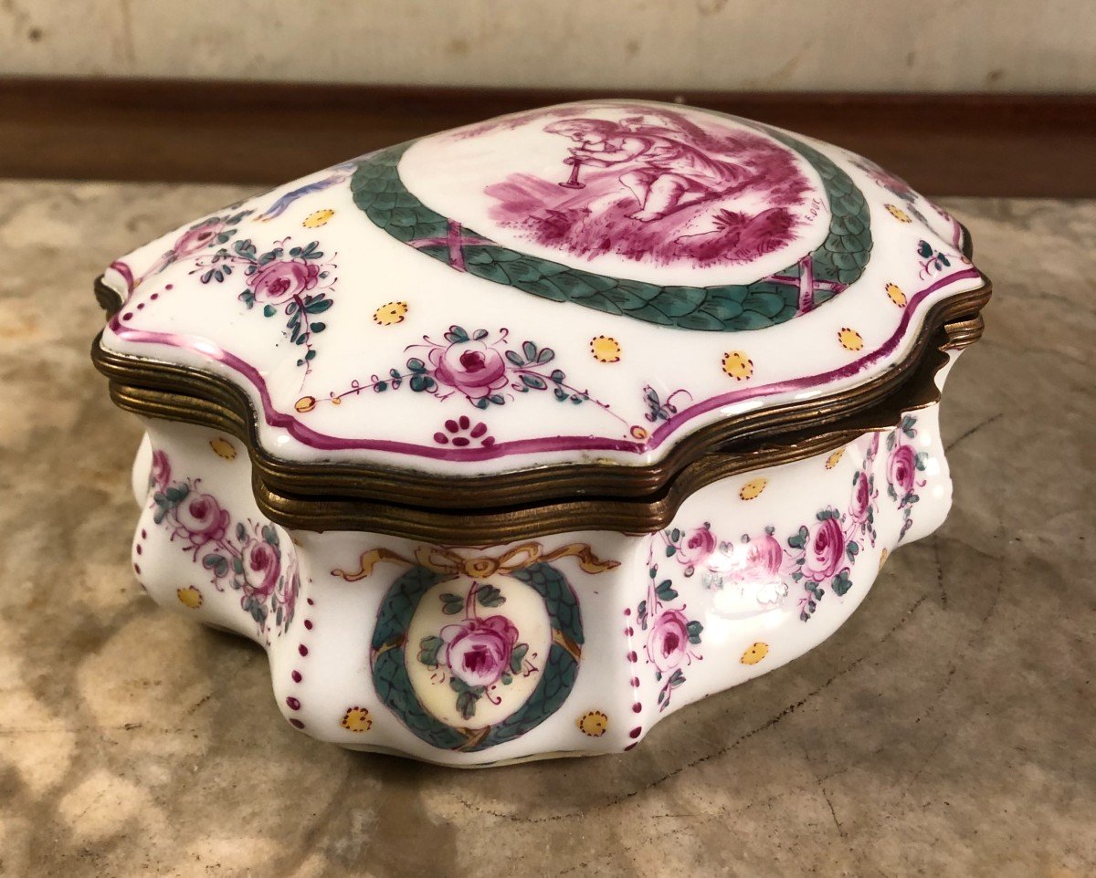 Porcelain Candy Box Decorated With A Putto Musician Around 1900 -photo-6