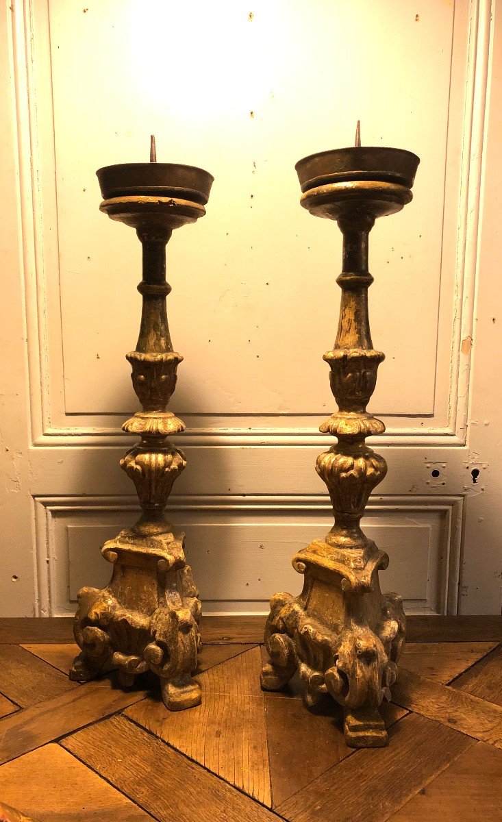 Pair Of Baroque Candlesticks In Gilded Wood, 18th Century 