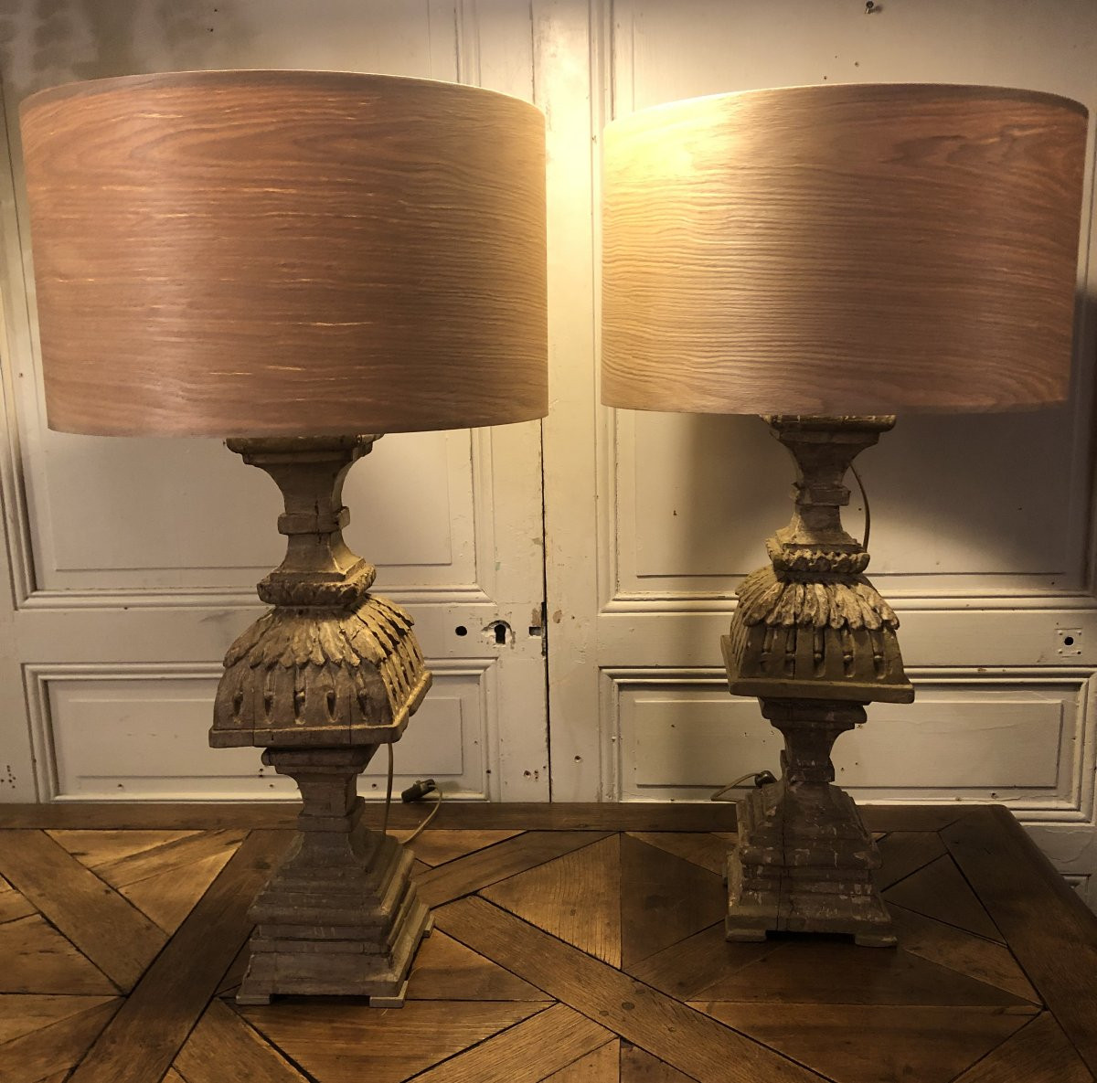 paire de grandes lampes balustres Louis XVI en bois sculpté et peint -photo-1