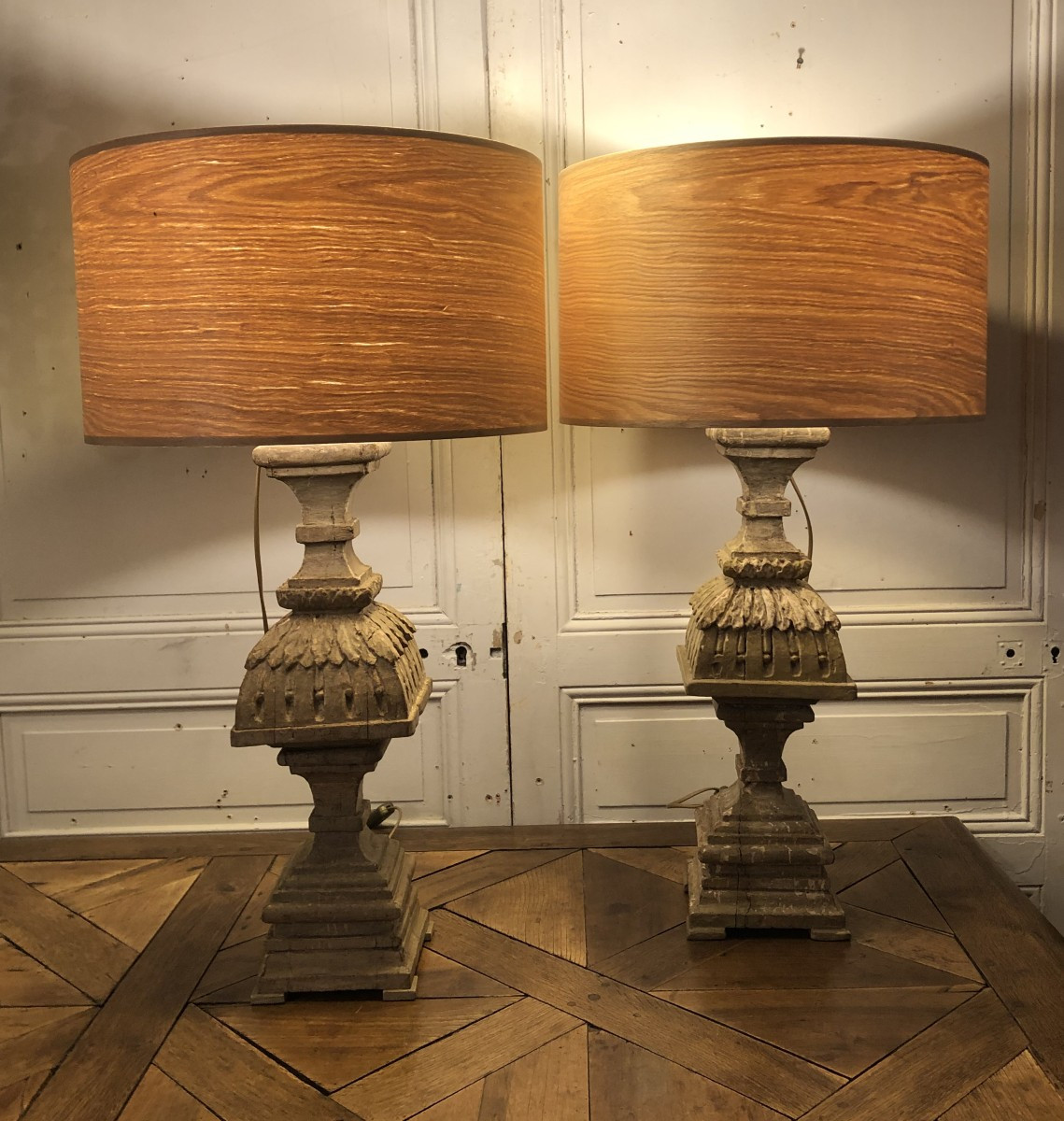 paire de grandes lampes balustres Louis XVI en bois sculpté et peint 