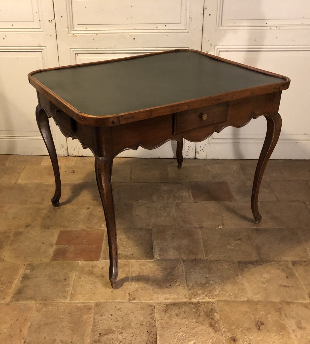 table &agrave; jeux cabaret Louis XV en noyer XVIII&deg; si&egrave;cle 