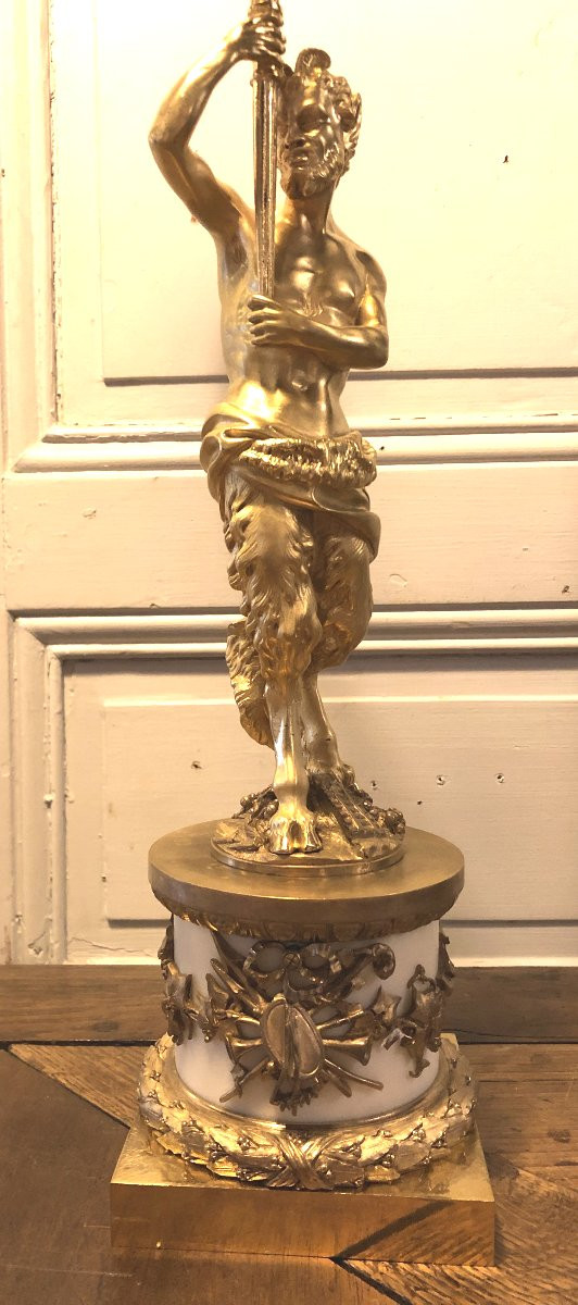 Paire de candélabres aux faunes et attributs de musique en bronze doré et marbre blanc-photo-2