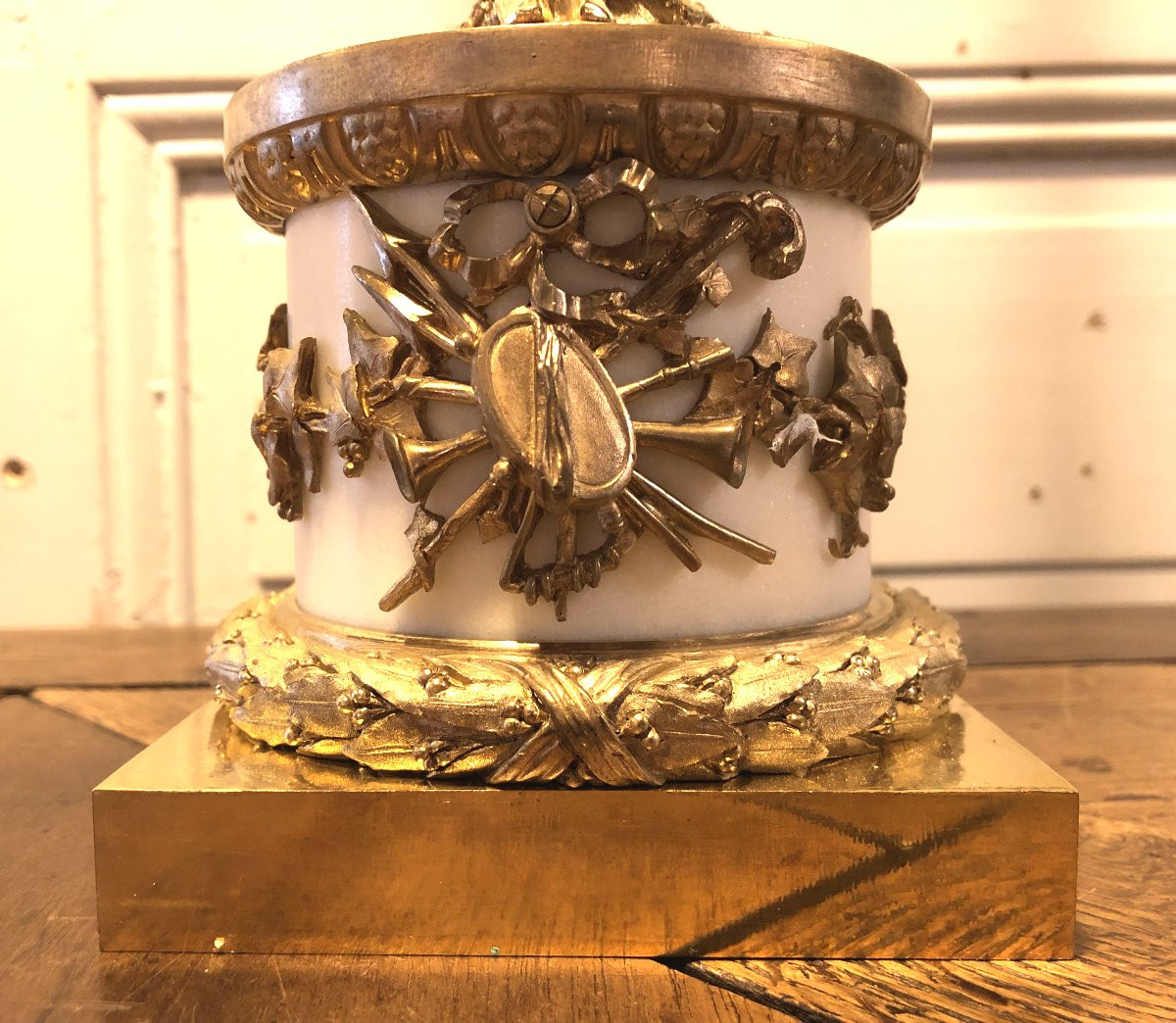 Paire de candélabres aux faunes et attributs de musique en bronze doré et marbre blanc-photo-3