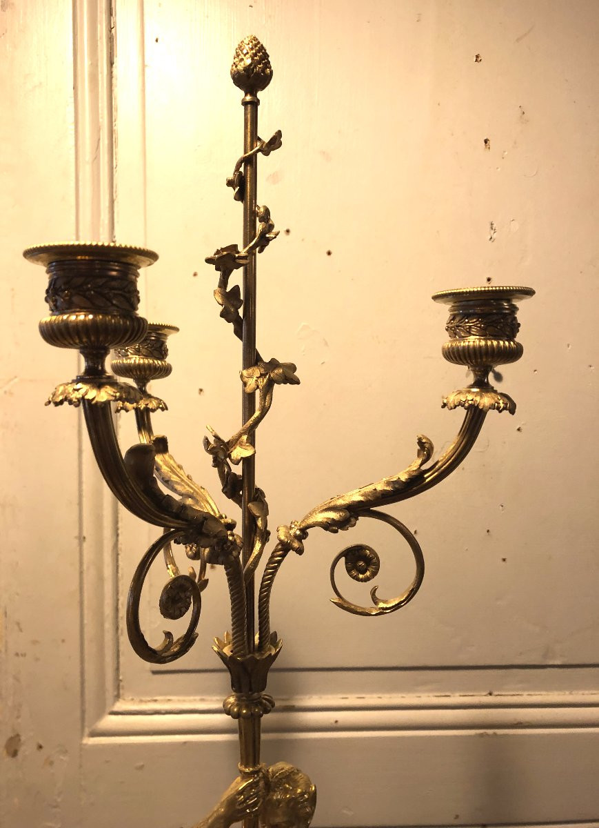 Paire de candélabres aux faunes et attributs de musique en bronze doré et marbre blanc-photo-4