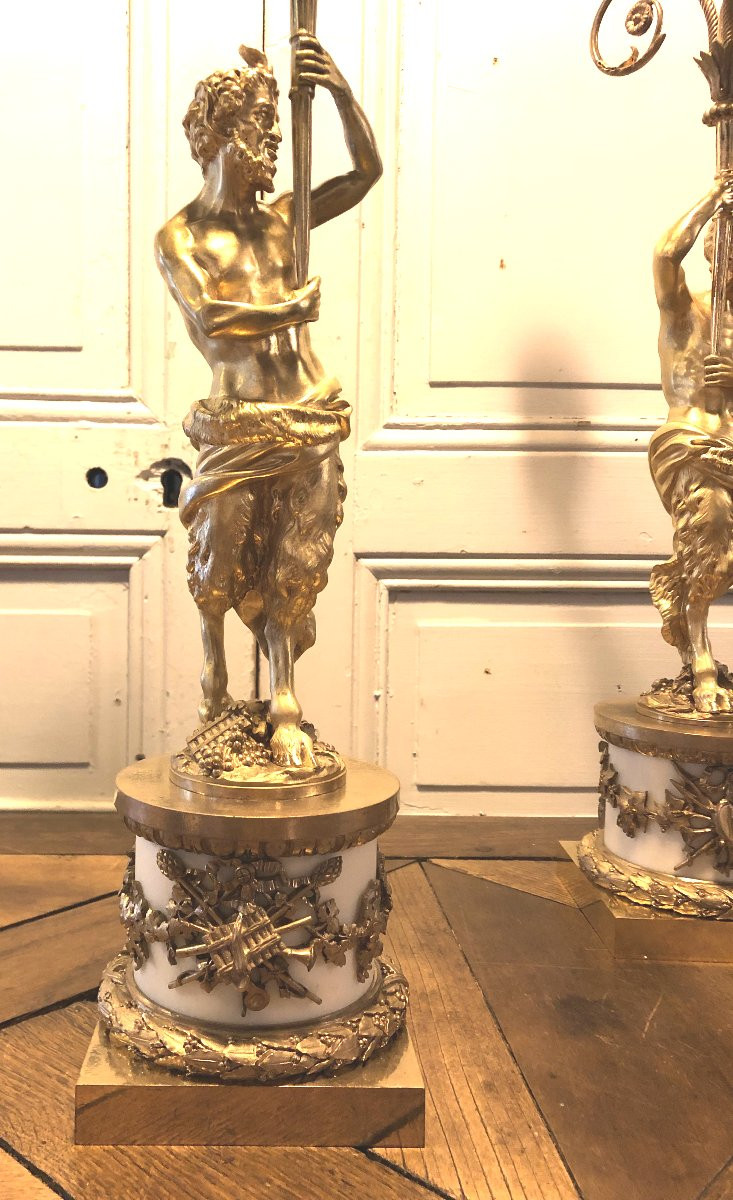 Paire de candélabres aux faunes et attributs de musique en bronze doré et marbre blanc-photo-1