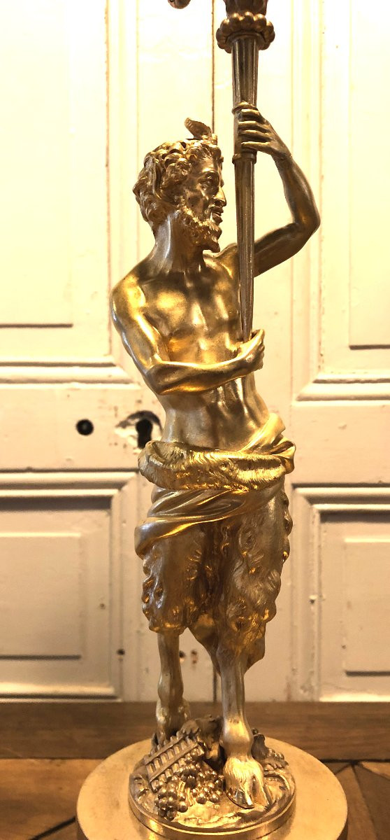 Paire de candélabres aux faunes et attributs de musique en bronze doré et marbre blanc-photo-2