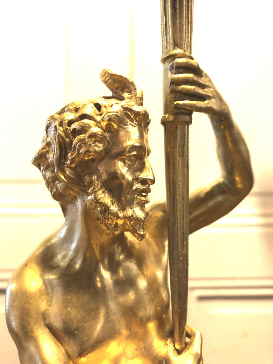 Paire de candélabres aux faunes et attributs de musique en bronze doré et marbre blanc-photo-4