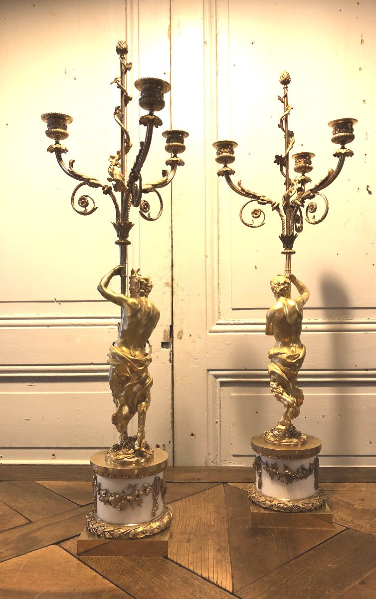 Paire de candélabres aux faunes et attributs de musique en bronze doré et marbre blanc-photo-5