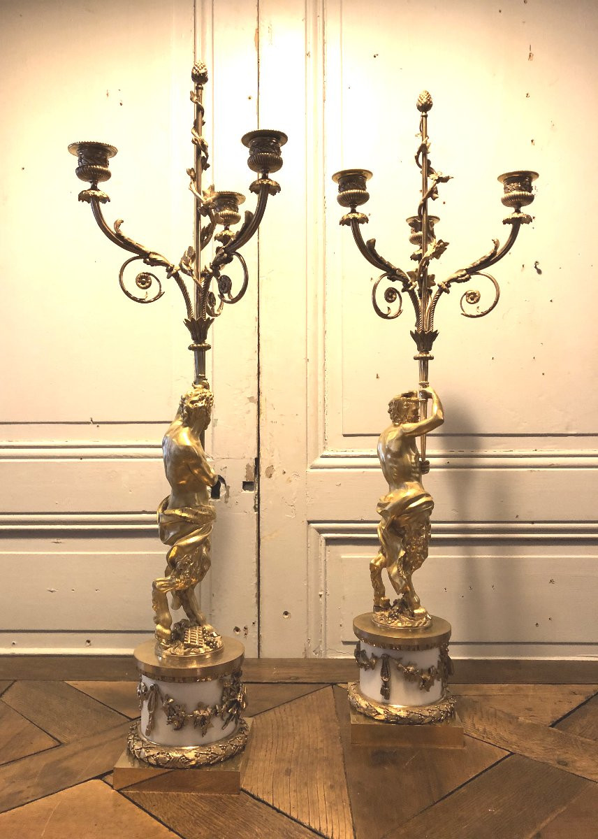 Paire de candélabres aux faunes et attributs de musique en bronze doré et marbre blanc-photo-6
