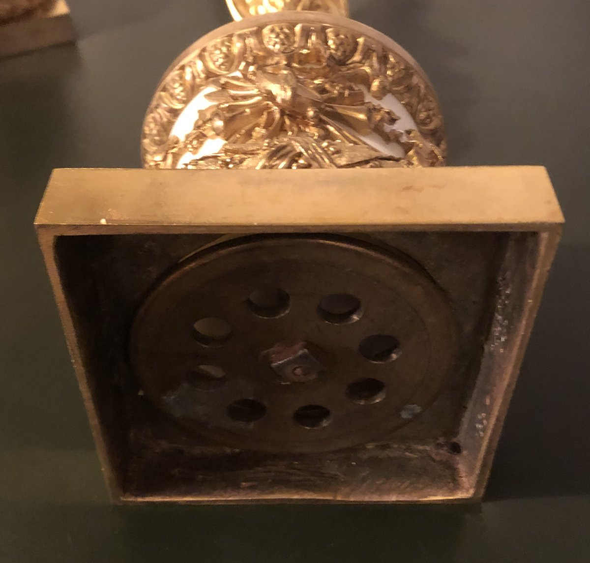 Paire de candélabres aux faunes et attributs de musique en bronze doré et marbre blanc-photo-7