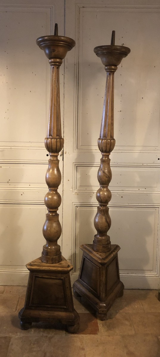 Paire de grands pique cierges style Louis XVI en bois fruitier H 177 cm