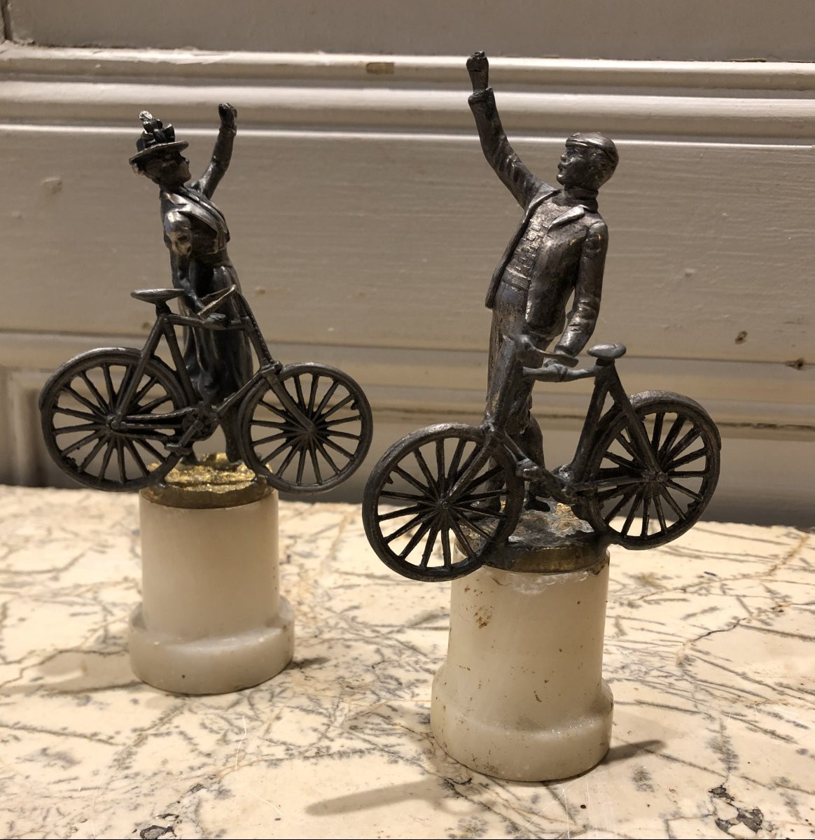 couple de cyclistes en métal argenté et doré vers 1900-photo-2