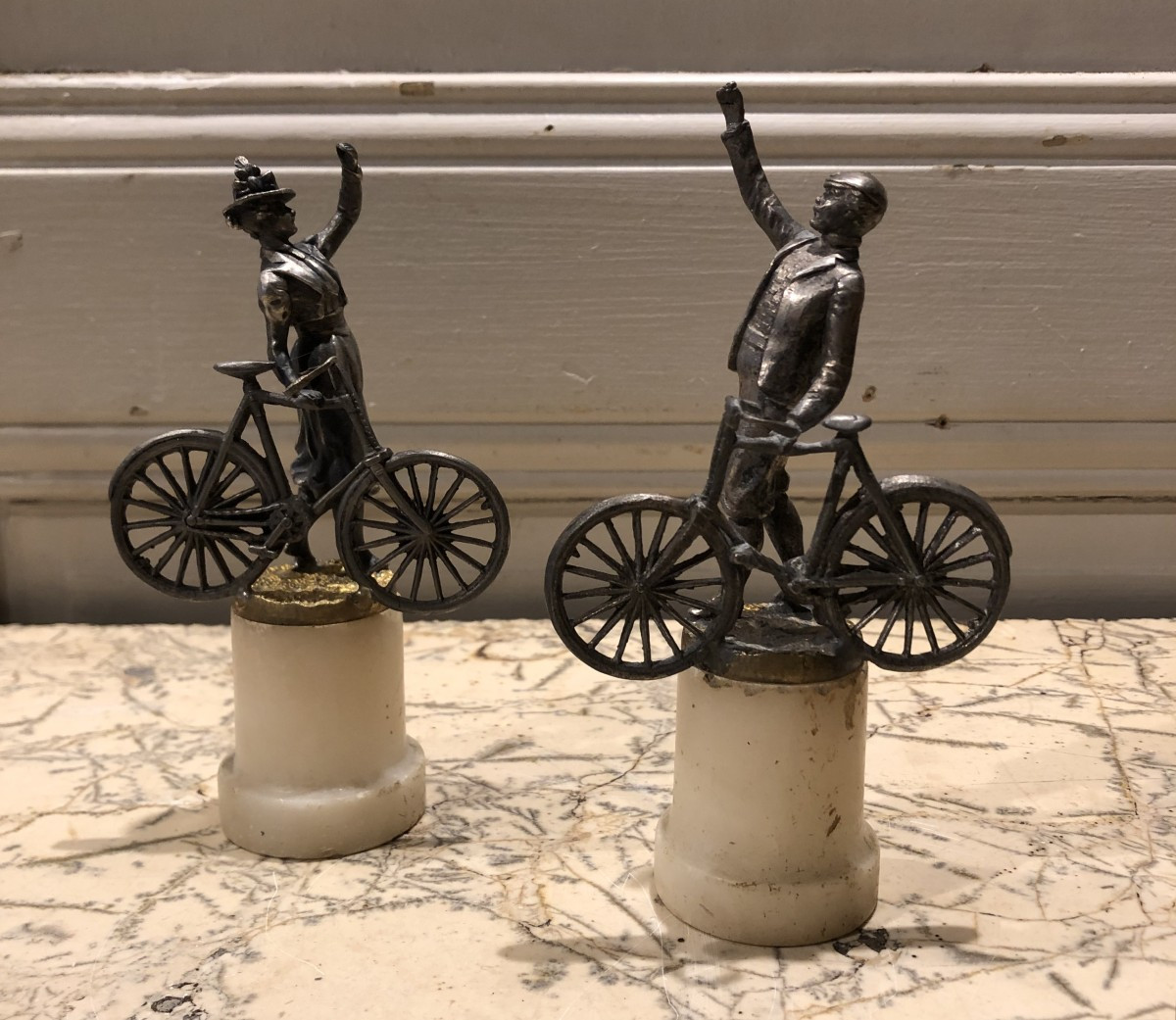 couple de cyclistes en métal argenté et doré vers 1900