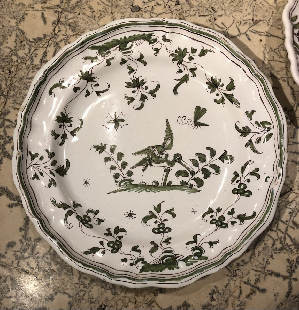 Deux  assiettes en fa&iuml;ence de Moustier XVIII&deg; si&egrave;cle -photo-2