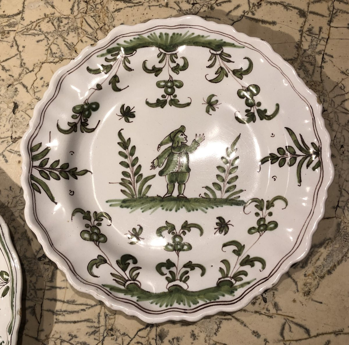 Deux  assiettes en fa&iuml;ence de Moustier XVIII&deg; si&egrave;cle -photo-4