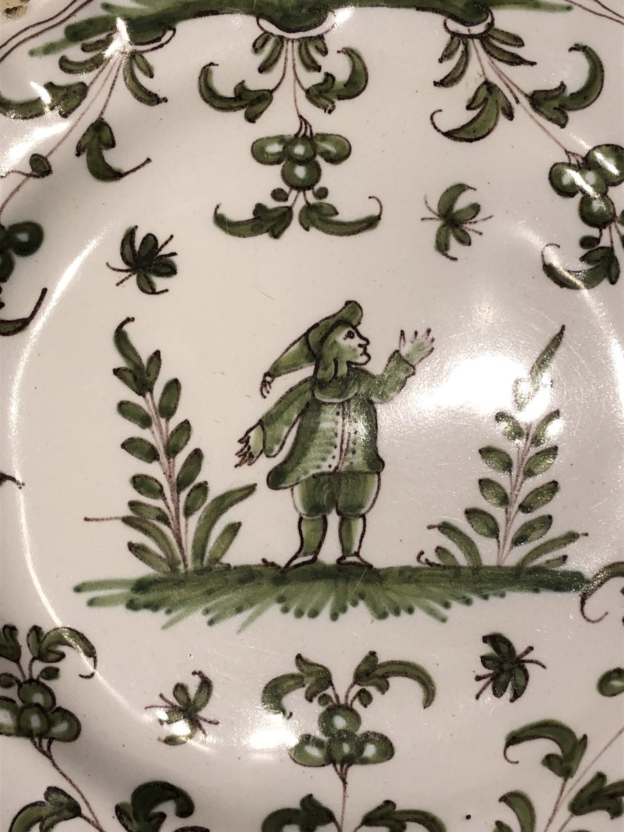 Deux  assiettes en fa&iuml;ence de Moustier XVIII&deg; si&egrave;cle -photo-1