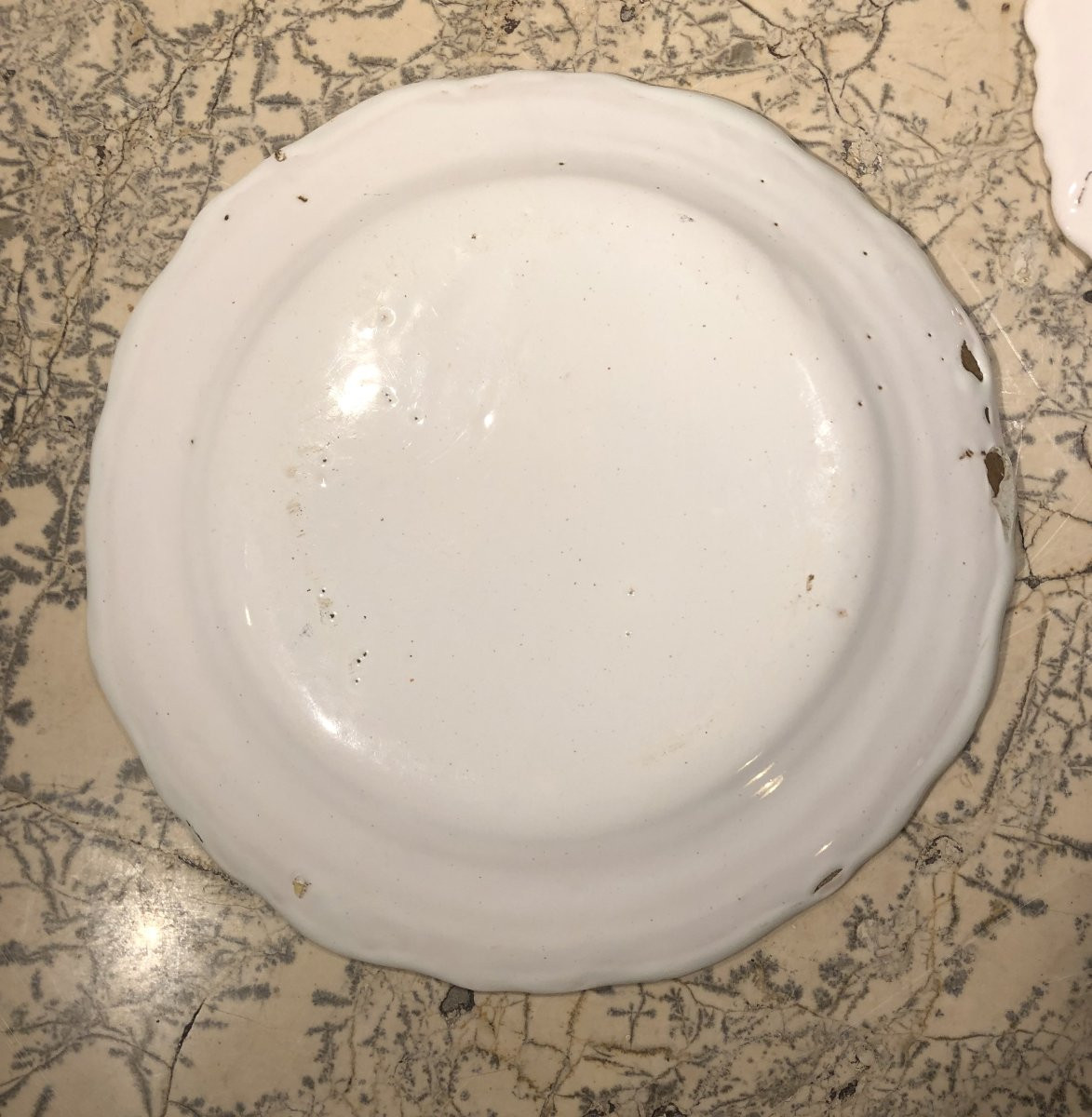 Deux  assiettes en fa&iuml;ence de Moustier XVIII&deg; si&egrave;cle -photo-3