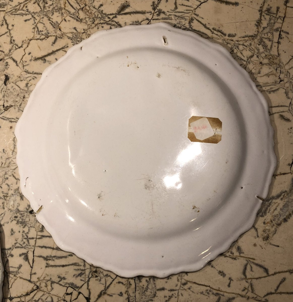 Deux  assiettes en fa&iuml;ence de Moustier XVIII&deg; si&egrave;cle -photo-4