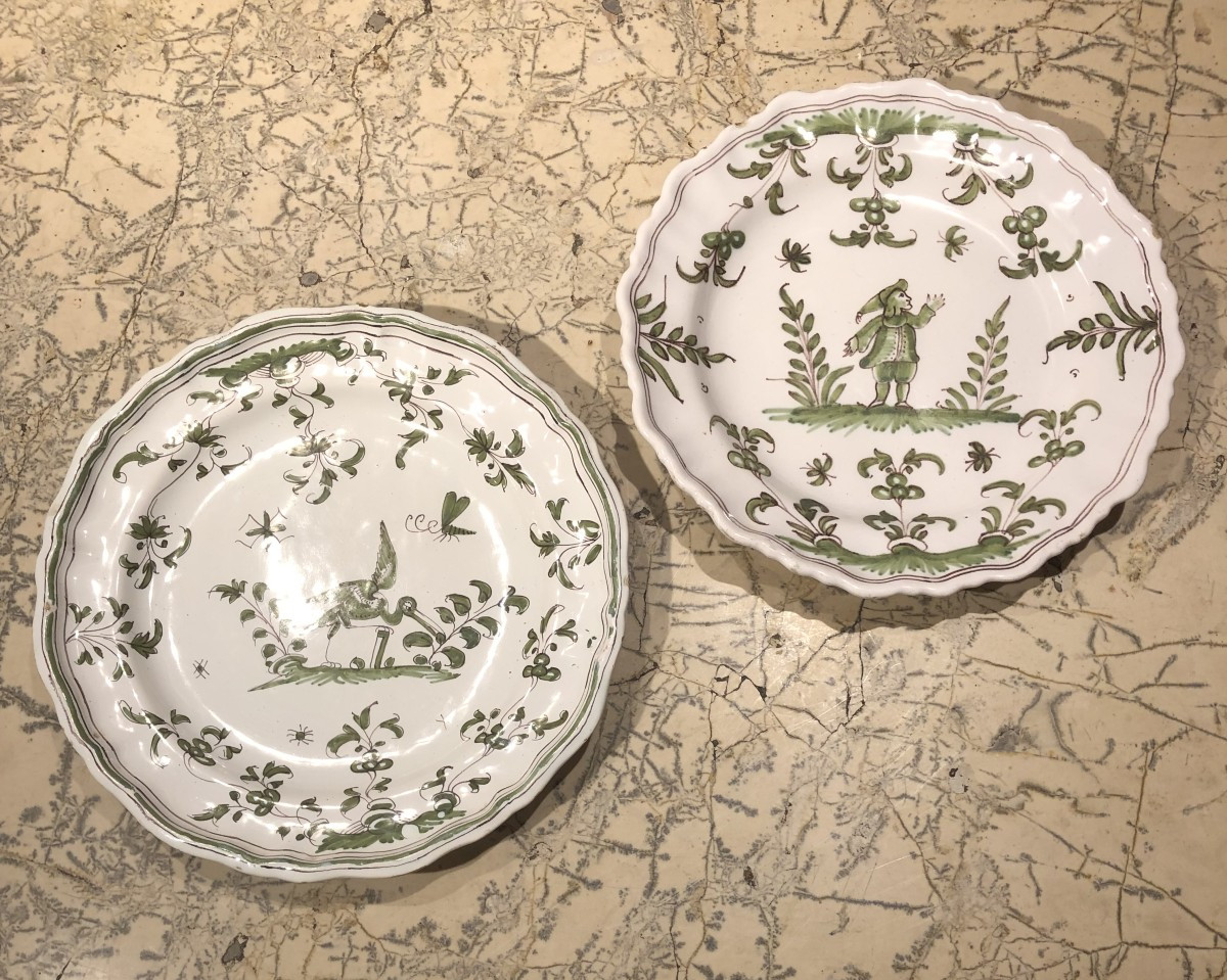 Deux  assiettes en fa&iuml;ence de Moustier XVIII&deg; si&egrave;cle 