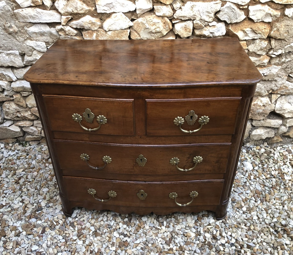 Commode galbée Louis XIV en noyer XVIII° siècle 