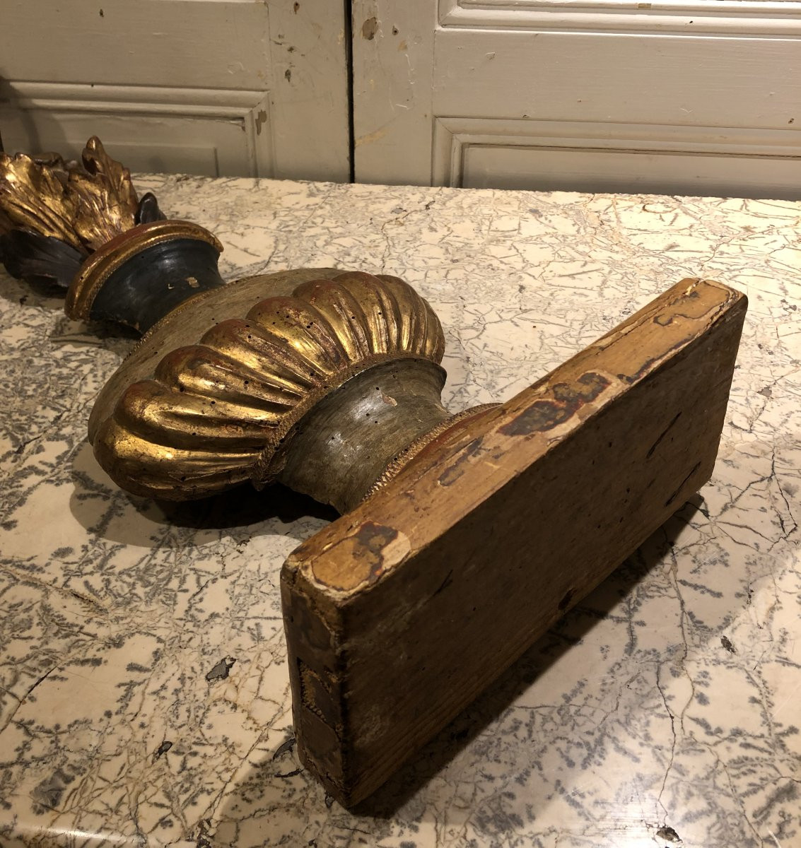 Vase fleuri en bois sculpt&eacute; dor&eacute; et polychrome XVIII&deg; si&egrave;cle mont&eacute;e en lampe -photo-6