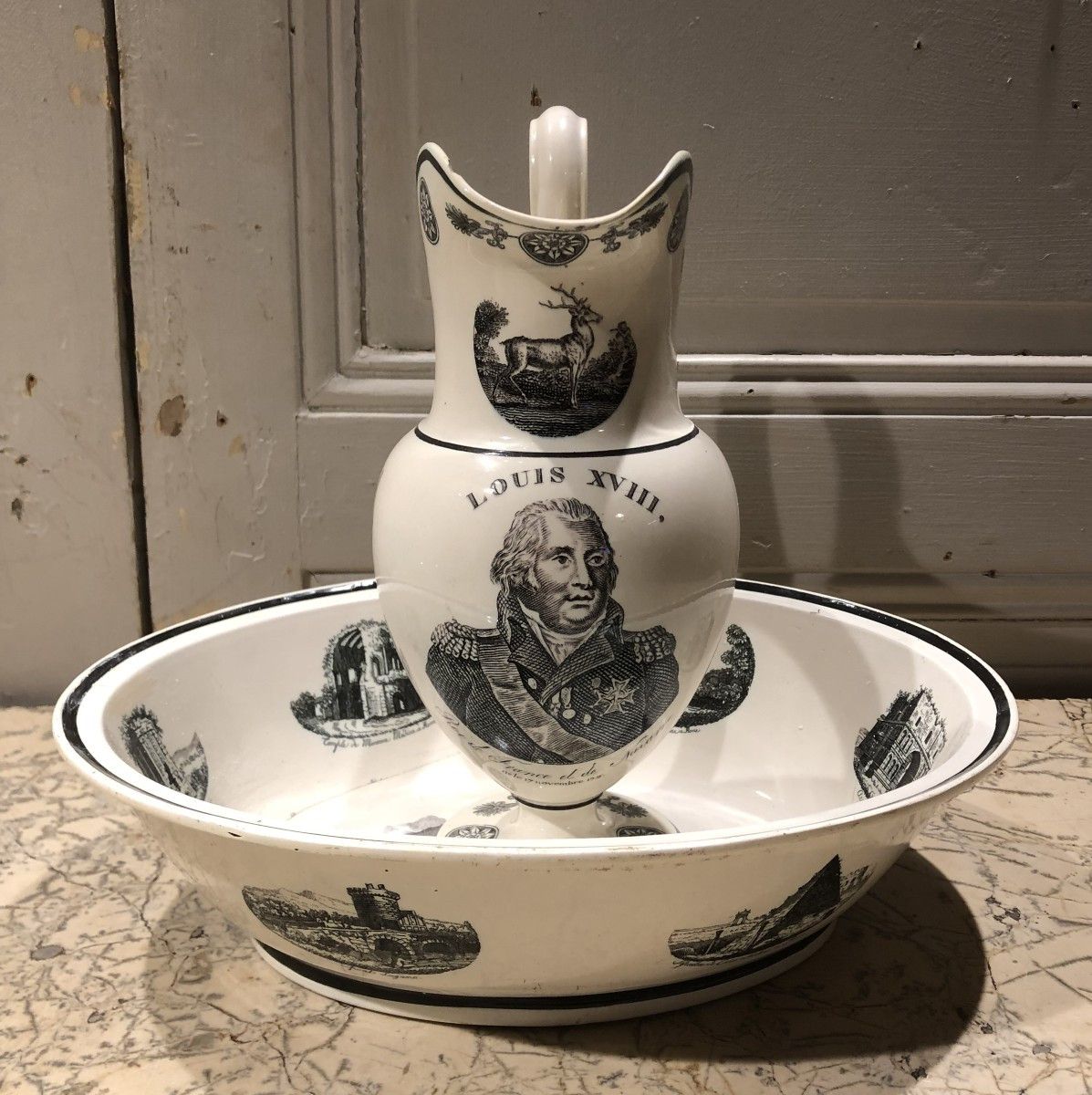 Broc &agrave; l&#039;effigie de Louis XVIII et bassin en fa&iuml;ence de Creil et Montereau  