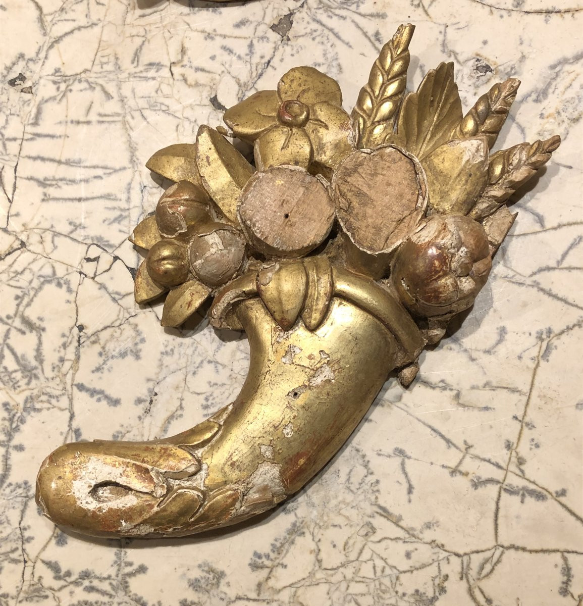 Suite de 4 cornes d'abondance en bois sculpté et doré-photo-3