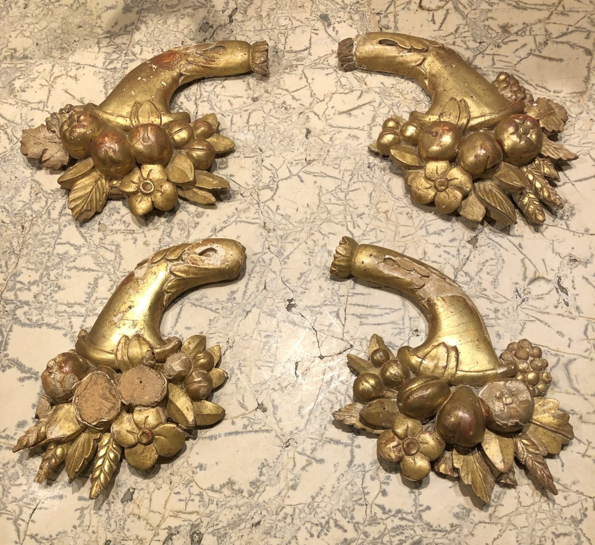 Suite de 4 cornes d'abondance en bois sculpté et doré-photo-4
