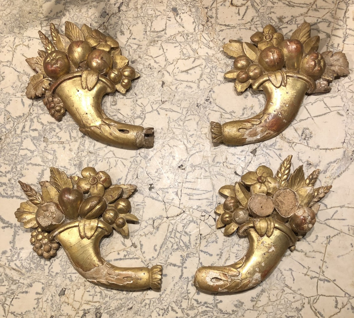 Suite de 4 cornes d'abondance en bois sculpté et doré