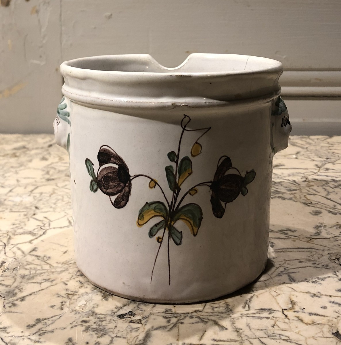 Rafraichissoir à verre en faïence à décor de fleurs XVIII° siècle 