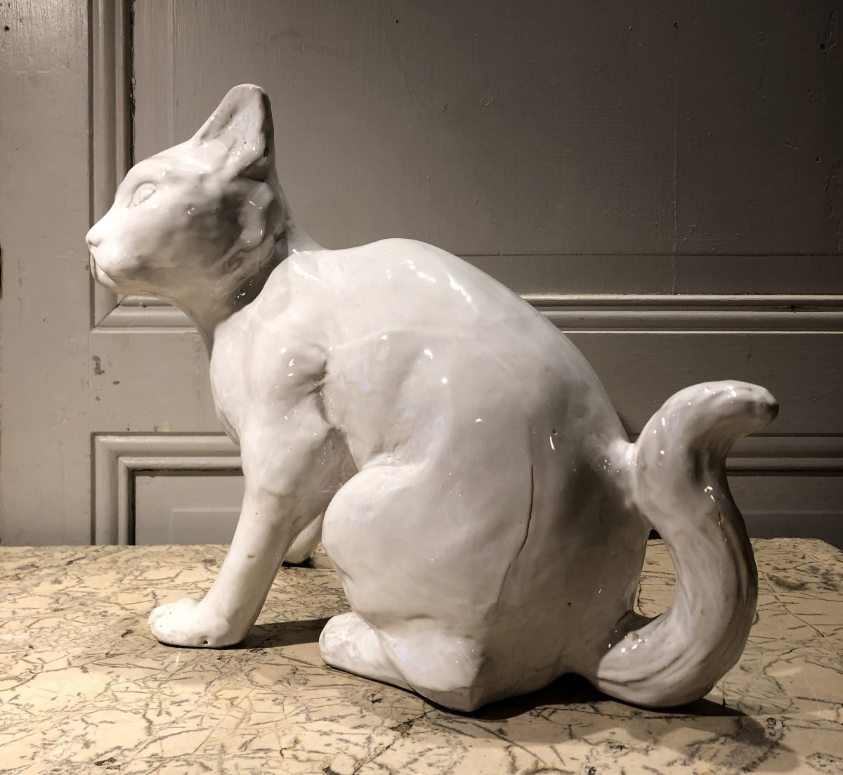 Chat assis en terre cuite à couverte blanche -photo-2