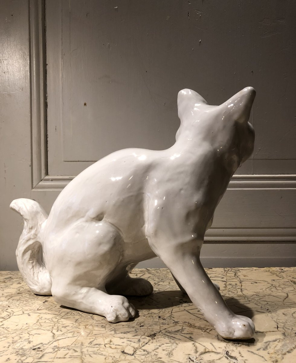 Chat assis en terre cuite à couverte blanche -photo-1