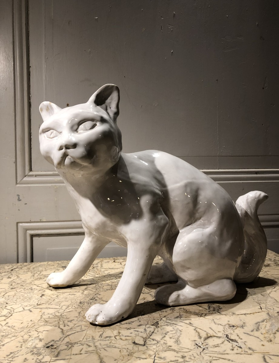 Chat assis en terre cuite à couverte blanche 